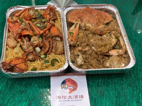 華人海鮮酒樓推出22元的龍蝦伊面和30元的螃蟹油飯。（美國《世界日報》記者張宏 攝）