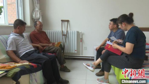 通過易地扶貧搬遷，秦森林住上了新房子，幫扶隊員每周都會上門去看望他。　張月 攝