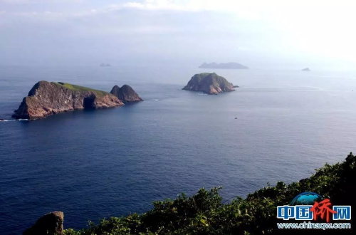 文昌外海的七州列島。天高氣遠之日，立于文昌東部的銅鼓嶺峰頂向東北方向遠眺，隱約可見幾個小島浮在浩瀚的海面上，那就是七洲列島，文昌漁民稱之為“七洲峙”。文昌市委宣傳部供圖