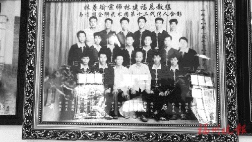 　1978年，林建福教練與青圃金獅武術(shù)團(tuán)第十二代傳人合影。