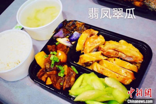 巴塞羅那中餐廳為僑胞們分發(fā)的愛心中餐。浙江省僑聯(lián)餐促會(huì) 供圖