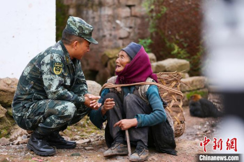 布哈走訪孤寡老人。圖片由武警部隊提供