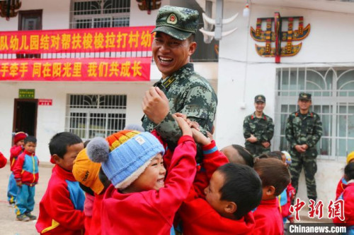 布哈和幼教點小朋友一起跳舞。圖片由武警部隊提供