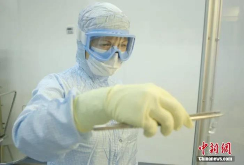 資料圖：當(dāng)?shù)貢r間2020年8月11日，俄羅斯莫斯科，Binnopharm公司新冠疫苗生產(chǎn)實驗室。圖片來源：人民視覺