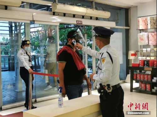 資料圖：馬尼拉要求市民進入商場戴口罩加面罩 <a target='_blank' >中新社</a>記者 關(guān)向東 攝