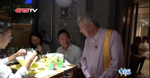知名美食家蔡瀾(左四)祖籍廣東潮州，曾任世界華人健康飲食協(xié)會(huì)榮譽(yù)主席。