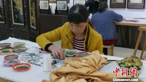 資料圖：繡工正在創(chuàng)作作品。沈釗 攝