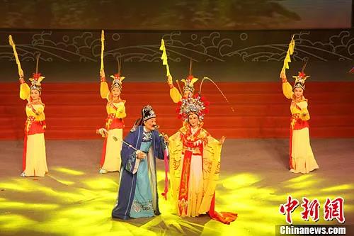 資料圖：著名潮劇表演藝術(shù)家方展榮、張怡凰表演潮劇《策馬游潮汕》。<a target='_blank' >中新社</a>發(fā) 李怡青 攝