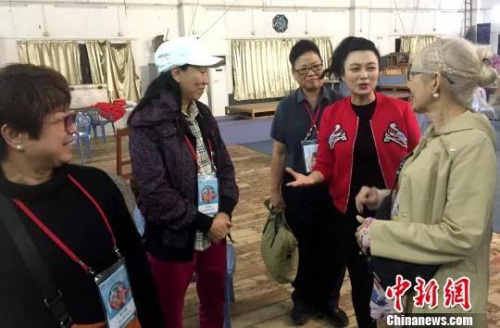 張怡凰(右二)與潮劇戲迷交流。　李凌 攝