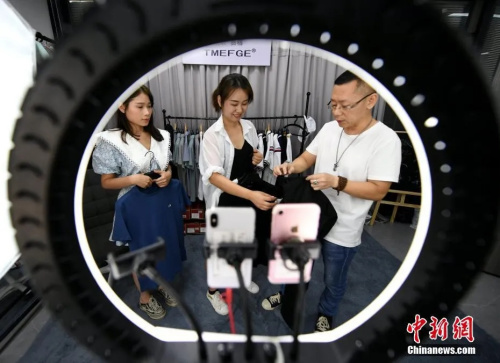 資料圖：老師正給學(xué)員教授直播帶貨要點。<a target='_blank' >中新社</a>記者 王東明攝