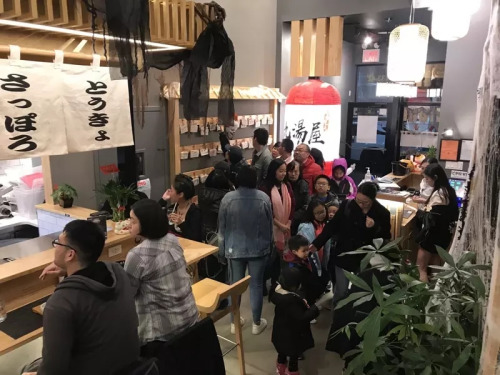 疫情之前，餐館內(nèi)生意火爆。(林國(guó)耀提供)