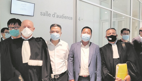 任俐敏(中左)、高敏鏗(中右)和辯護律師在法官裁決案件不予受理后合影留念。(歐洲時報 記者歐文攝)