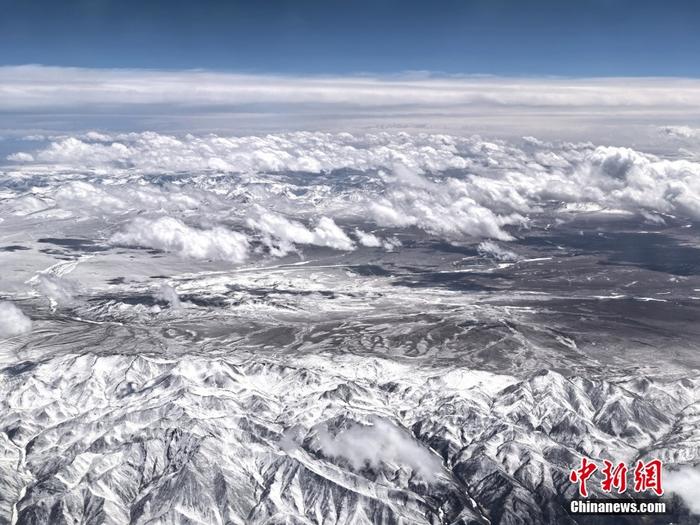 祁連山脈覆蓋皚皚白雪 宛如巨龍橫臥大地