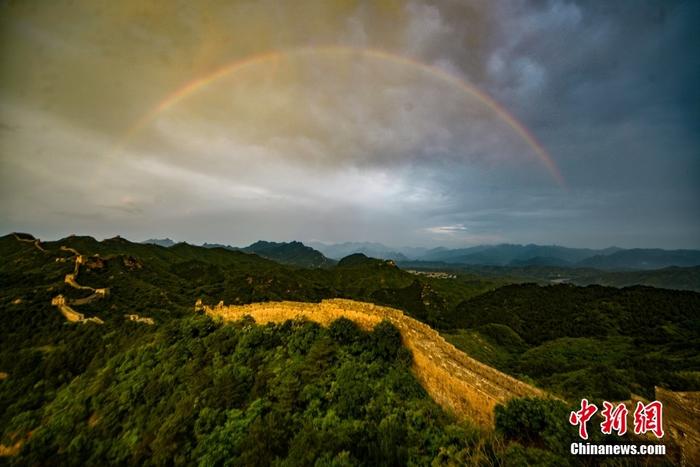 河北金山嶺長城上空出現(xiàn)絢麗彩虹