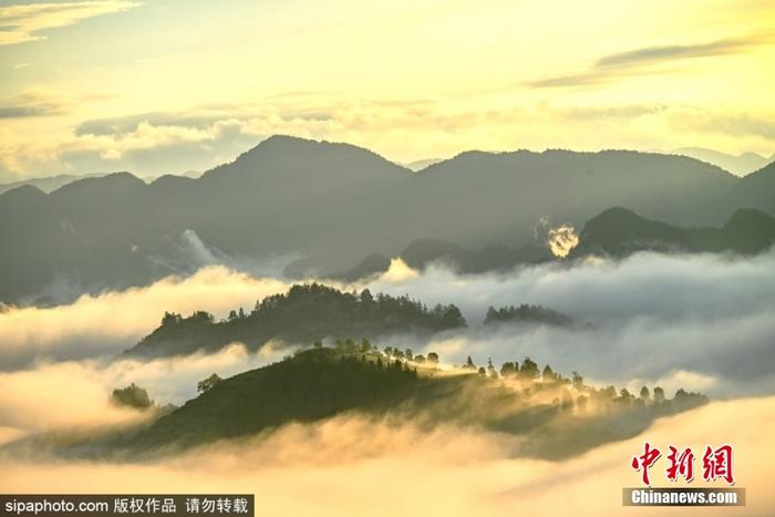 重慶酉陽(yáng)山間現(xiàn)云海日出奇景
