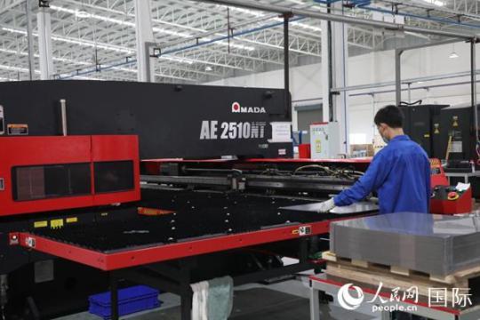 Atosa公司生產(chǎn)向美國出口的商用冰箱、薩拉臺、比薩臺、工作臺等高端智能制冷產(chǎn)品，生產(chǎn)線生產(chǎn)能力為每班次300臺。人民網(wǎng)記者孫廣勇攝