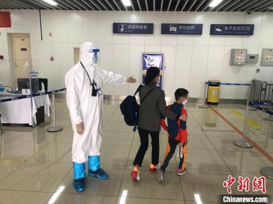 旅客完成查驗離開邊檢區(qū)域?！￡惿虚?攝