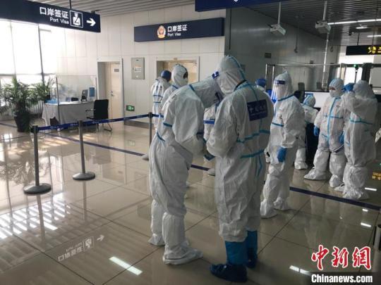10月1日，在黑龍江省哈爾濱太平國際機場，韓亞航空公司韓國首爾至哈爾濱的OZ339次航班平穩(wěn)落地?！￡惿虚?攝