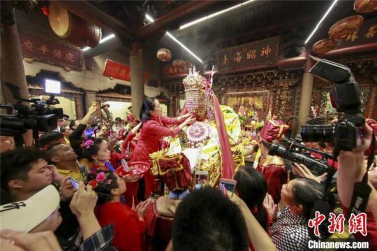 圖為媽祖金身回宮安座。　林春盛 攝