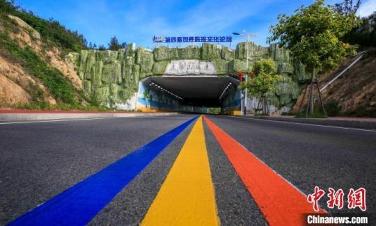 湄洲島累計投資75.44億元人民幣進(jìn)行鄉(xiāng)村改造。圖為環(huán)島路?！×执阂?攝