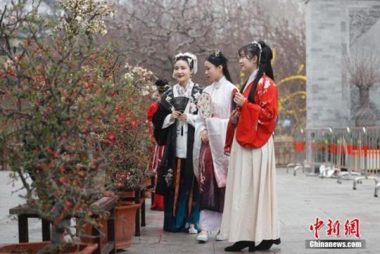 資料圖：3月26日，身著漢服的女孩在北京陶然亭公園欣賞海棠花。 <a target='_blank' href=