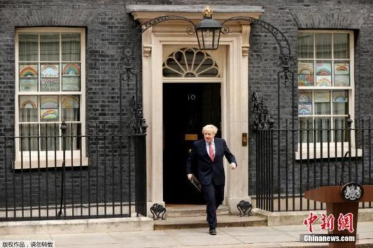 當(dāng)?shù)貢r(shí)間4月27日，英國首相約翰遜返回位于唐寧街10號的首相官邸恢復(fù)工作。