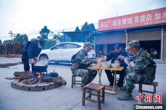 中緬邊境執(zhí)勤點上永不熄滅的“火塘”