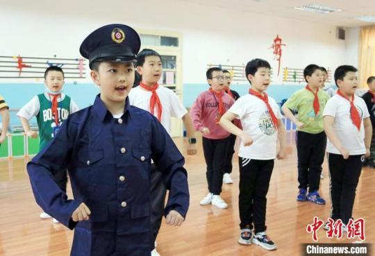 圖為安西路小學學生正在上京劇課。　高展 攝