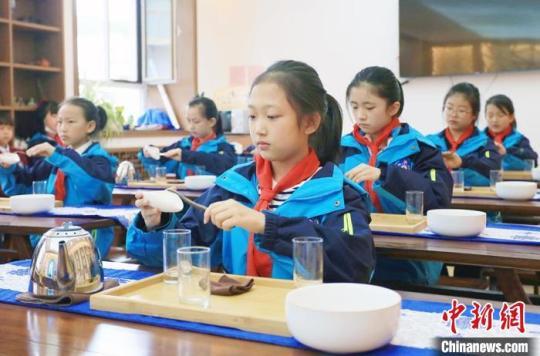 圖為安西路小學學生學習茶藝?！「哒?攝