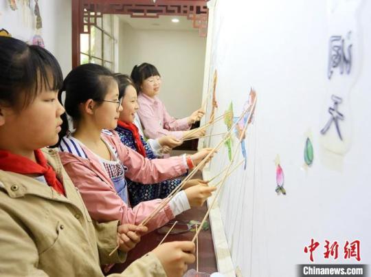 圖為安西路小學學生演繹皮影戲?！「哒?攝