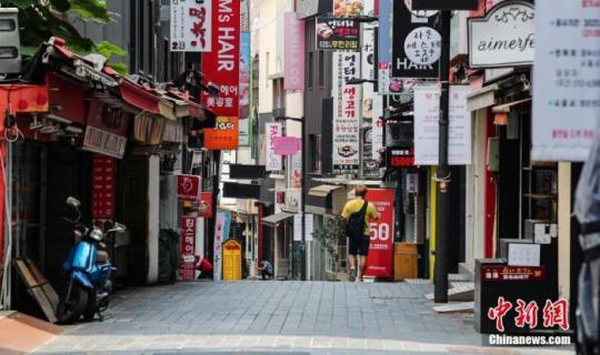 當(dāng)?shù)貢r間2021年7月12日，韓國首爾，當(dāng)天起韓國首都圈實施最高防疫響應(yīng)級別的第四級，首爾明洞街頭蕭條冷清、顧客稀少。 圖片來源：視覺中國