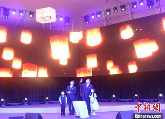 邢海明大使與黃熙長(zhǎng)官同韓國(guó)兒童一起點(diǎn)燃孔明燈?！≈袊?guó)駐韓國(guó)大使館供圖