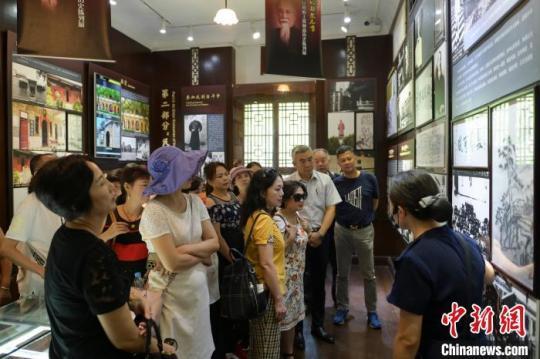 圖為在渝兩岸婚姻家庭成員及臺胞臺屬代表參觀重慶南泉抗戰(zhàn)遺址群。　何蓬磊 攝