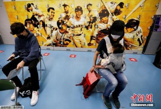 資料圖：日本民眾在東京巨蛋體育場(chǎng)接種新冠疫苗。