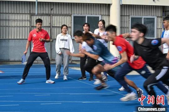 蘇炳添分享體驗(yàn)課暨南大學(xué)開(kāi)講 受學(xué)生追捧 陳驥旻 攝