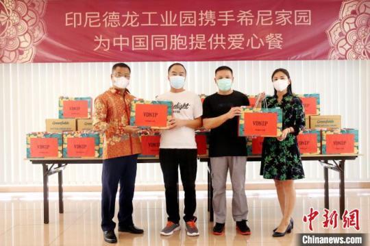 圖為捐贈春節(jié)禮包和慰問品現(xiàn)場?！∮∧岬慢埞I(yè)園 供圖