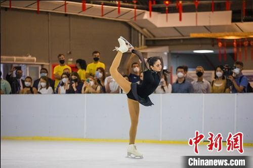 圖為活動現(xiàn)場的花樣滑冰表演?！∧厦纼S報圣保羅記者戴萌 攝