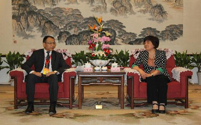 圖為浙江省僑辦主任王文娟會見法華工商聯合會會長郭智敏