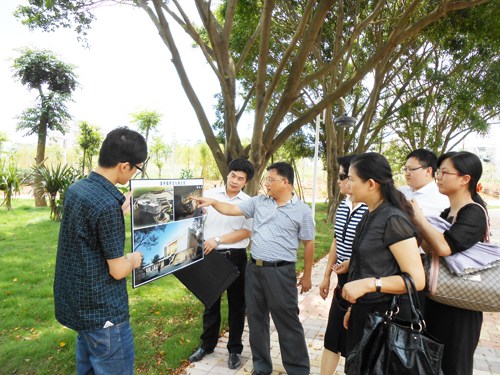 聽(tīng)取潼僑鎮(zhèn)僑文化展覽館施工建設(shè)情況介紹