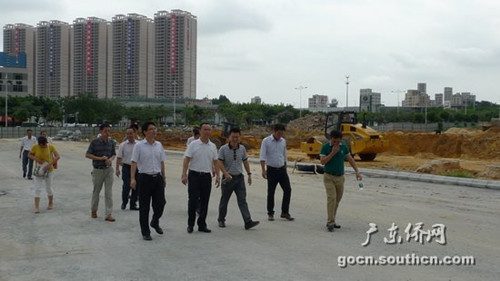 調(diào)研組在湛江考察僑資企業(yè)建設(shè)項(xiàng)目----東盟國際建材中心