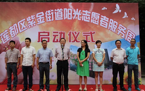 中國僑網(wǎng)為僑服務(wù)中心主任葉喜標(biāo)對(duì)中心宗旨和性質(zhì)作介紹。