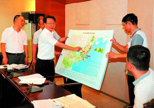 中國僑網(wǎng)汕頭市政府副秘書長、海灣新區(qū)管委會黨工委書記吳先宏介紹華僑試驗區(qū)規(guī)劃建設情況(《汕頭日報》/李俊偉 攝)