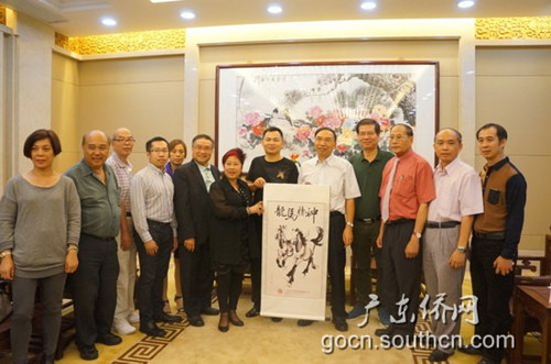 中國(guó)僑網(wǎng)林琳向中美國(guó)際文化交流協(xié)會(huì)訪問(wèn)團(tuán)贈(zèng)送紀(jì)念品
