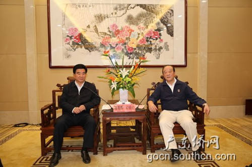 中國僑網(wǎng)廣東省僑辦主任吳銳成(右)會(huì)見汕頭市委書記陳茂輝(左)