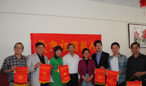 中國僑網(wǎng)岑國榮向基督城各僑團分贈“中國夢僑聯(lián)情”錦旗