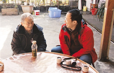 中國(guó)僑網(wǎng)記者正在采訪張文才(左)