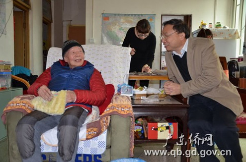 中國僑網(wǎng)廣東省僑辦副主任林琳(右一)看望南僑機(jī)工張偉民(左一)