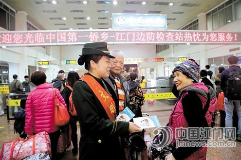 中國僑網(wǎng)文明使者為旅客派發(fā)“公民文明出境指南”宣傳手冊。