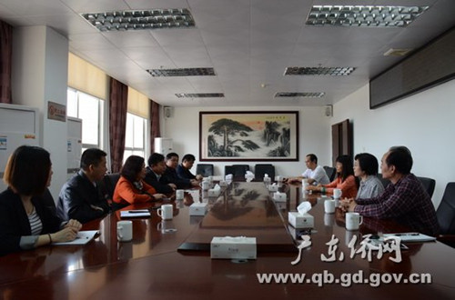中國(guó)僑網(wǎng)在英紅鎮(zhèn)政府座談(右二:吳鳳儀會(huì)長(zhǎng))