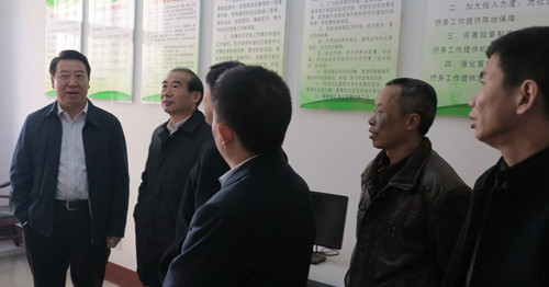 中國(guó)僑網(wǎng)孫西忠在濟(jì)寧市任城區(qū)杜屯社區(qū)僑愛服務(wù)中心調(diào)研。